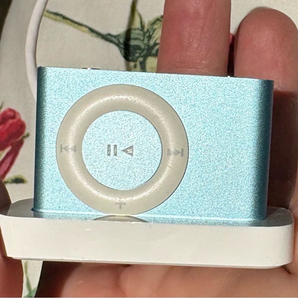 Apple iPod Shuffle 2nd Generation A1204 1GB Light Blue Clip-On MP3 Player
